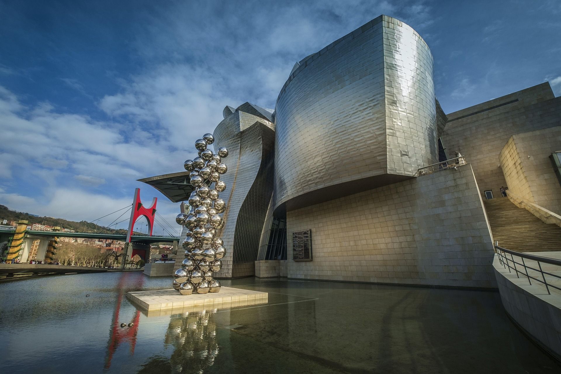 Museo Guggenheim Bilbao junto a la ría