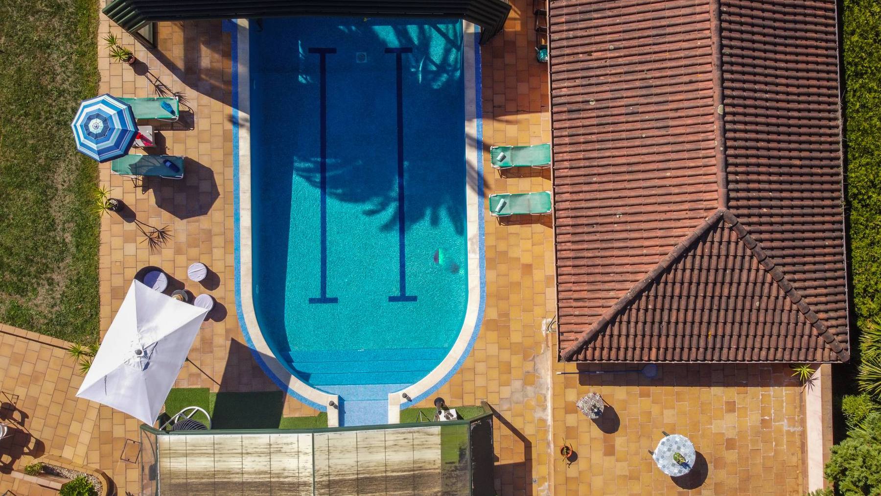 Vivienda unifamiliar en La Bilbaina, dormitorio en la torre con vistas al jardín