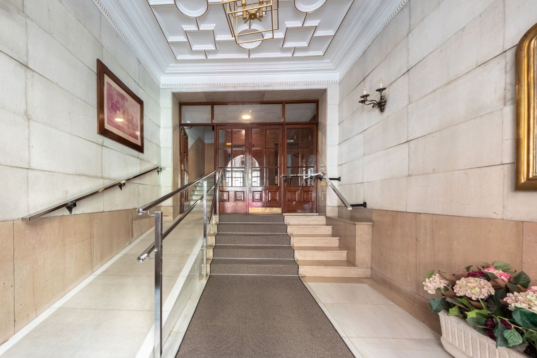 Piso en Bilbao, portal señorial con techo artesonado