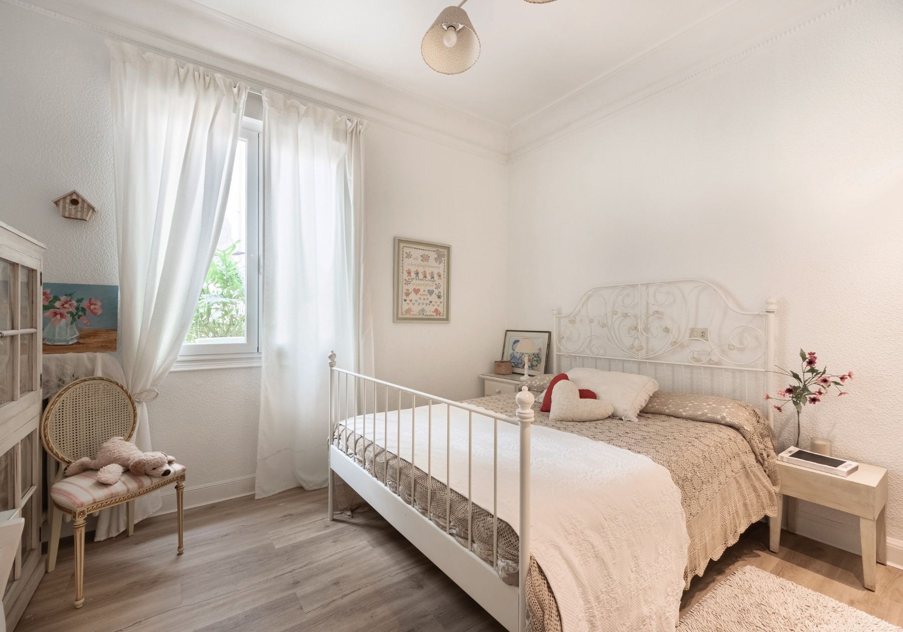 Piso en Bilbao, dormitorio con ventana al jardín